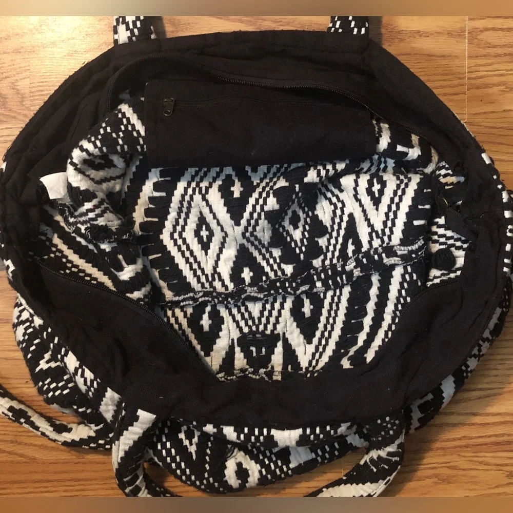 Mossimo Black & White Aztec Hex Knit Crossbody Duffle Bag L 15x19”